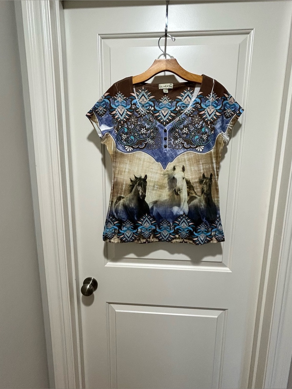 Live & Let Live women’s size M Horse-Print Short Sleeve Top Blue/Brown LIKE NEW